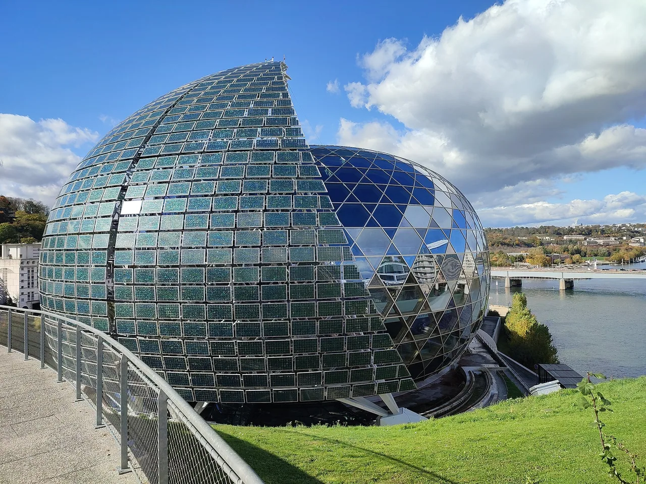 Vue extérieure de La Seine Musicale sur l'île Seguin à Boulogne-Billancourt en 2025