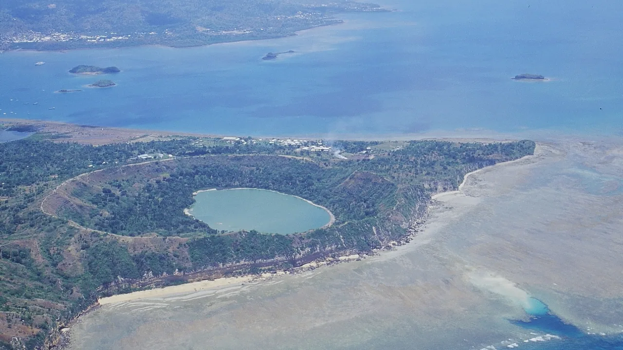 Vue aérienne du lac Dziani Dzaha dans son cratère volcanique à Petite-Terre, Mayotte