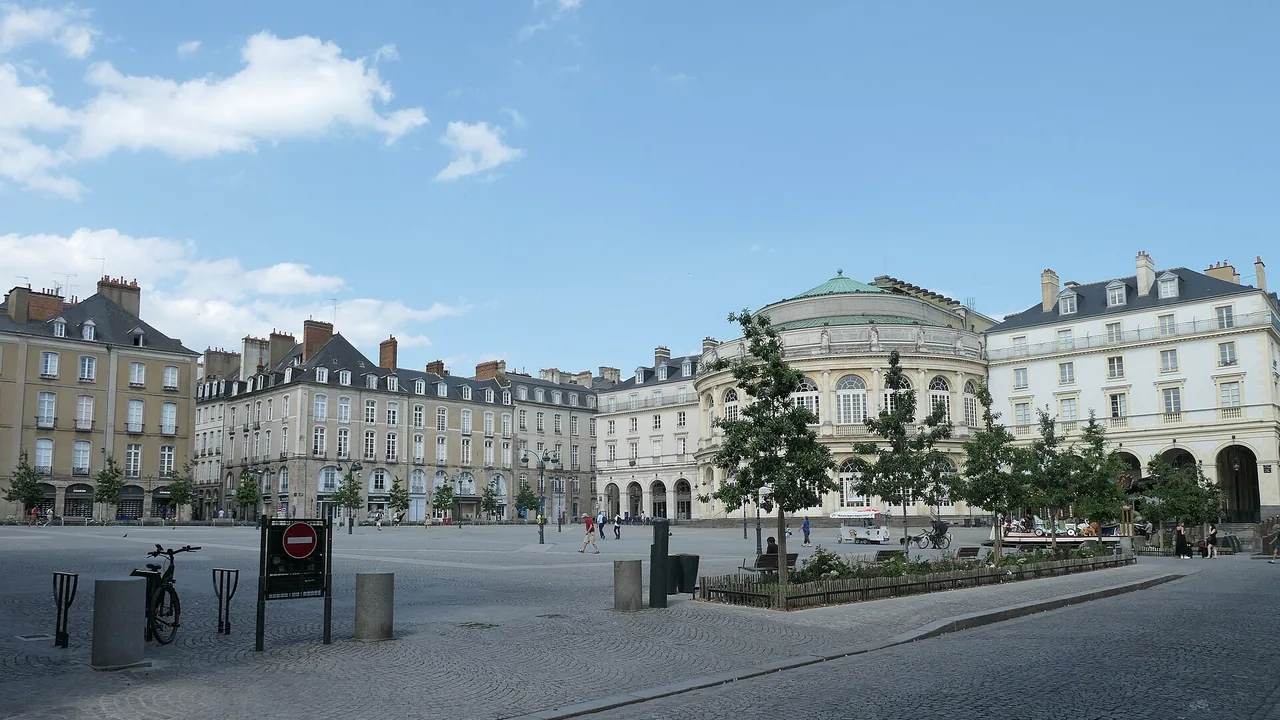 Place de la Mairie à Rennes photographiée en juin 2023; vue de la ville, et non d'un lieu d'accueil enfants-parents.