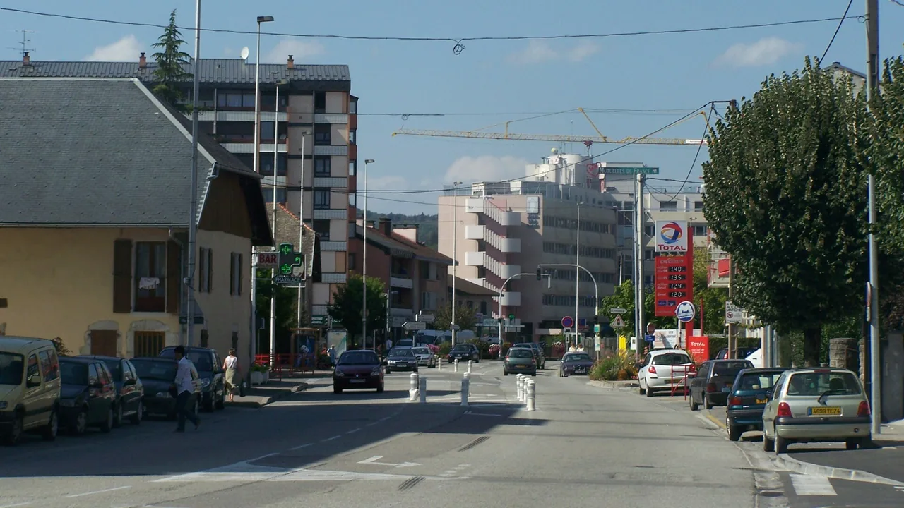 Vue du centre de Meythet près d'Annecy en septembre 2007, illustration géographique sans représenter les lieux d'accueil enfants-parents.