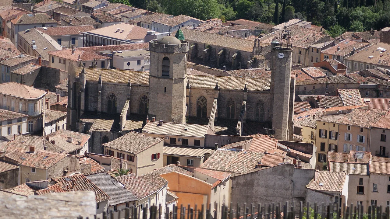 Collégiale Saint-Paul de Clermont-l'Hérault vue depuis le château des Guilhem