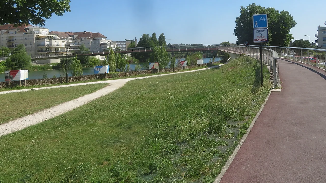 Passerelle sur la Marne à Meaux en Seine-et-Marne