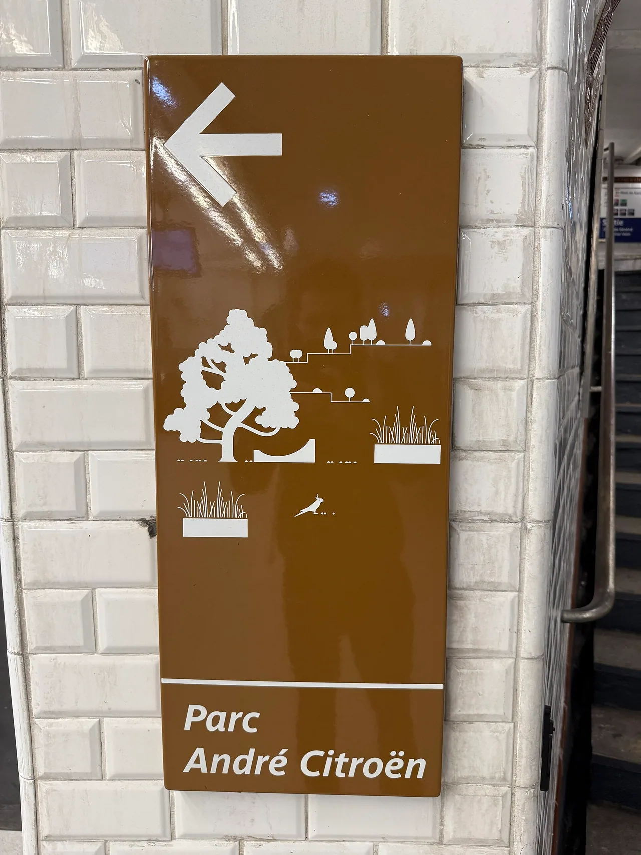Panneau indiquant le parc André-Citroën à la station Balard du métro parisien
