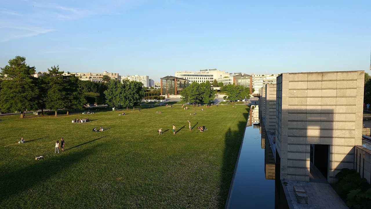 Vue du parc André-Citroën à Paris en journée, hors parcours lumineux de Noël