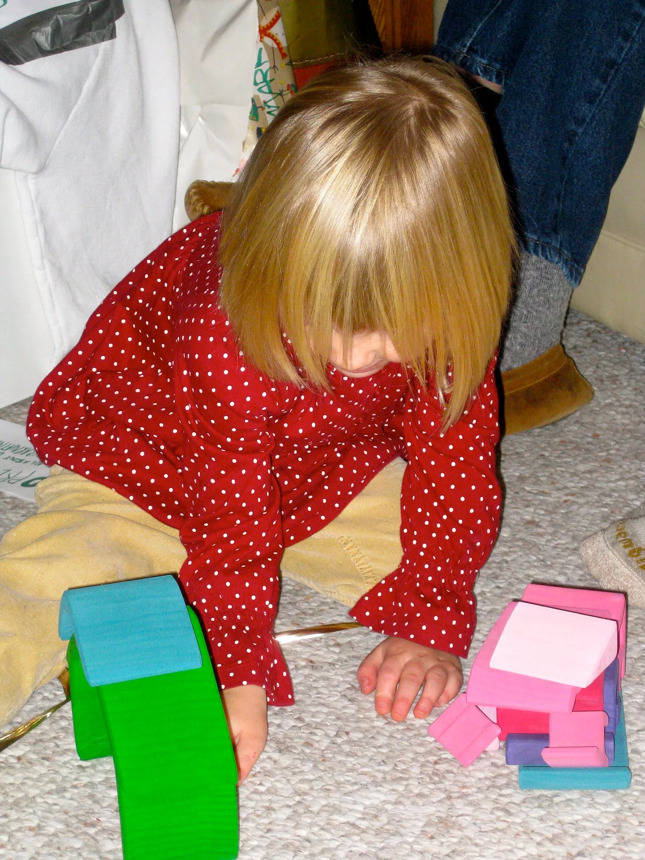Enfant jouant avec des blocs de construction en bois, illustration hors ludothèque de Cholet.