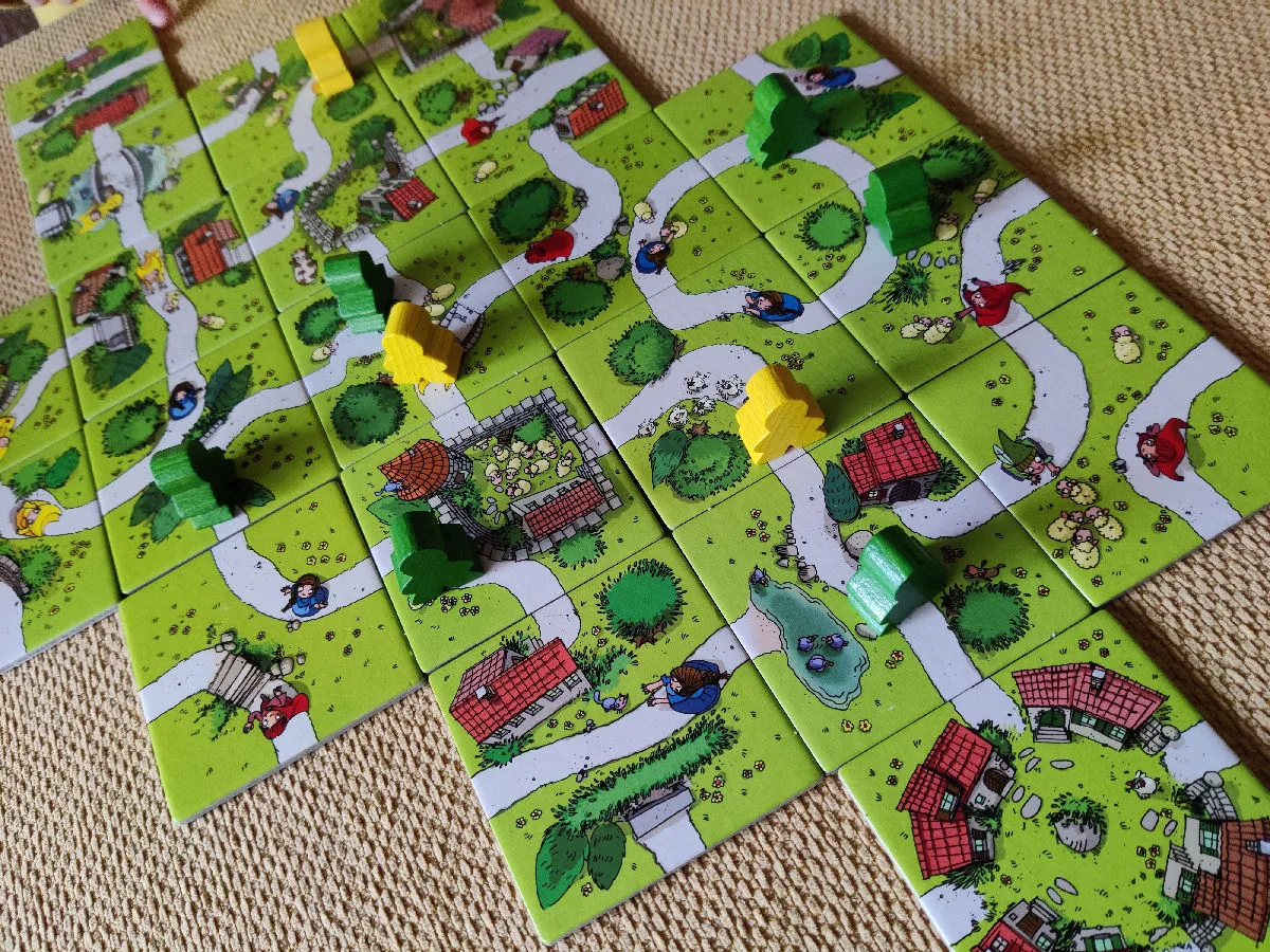 Partie du jeu de société Carcassonne Junior, photographie illustrative hors ludothèque de Cholet.