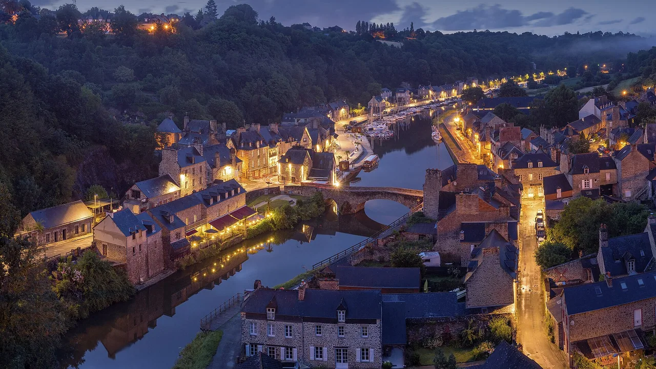 Vue de Dinan et de ses maisons au bord de la Rance, illustration géographique de la région des ludothèques