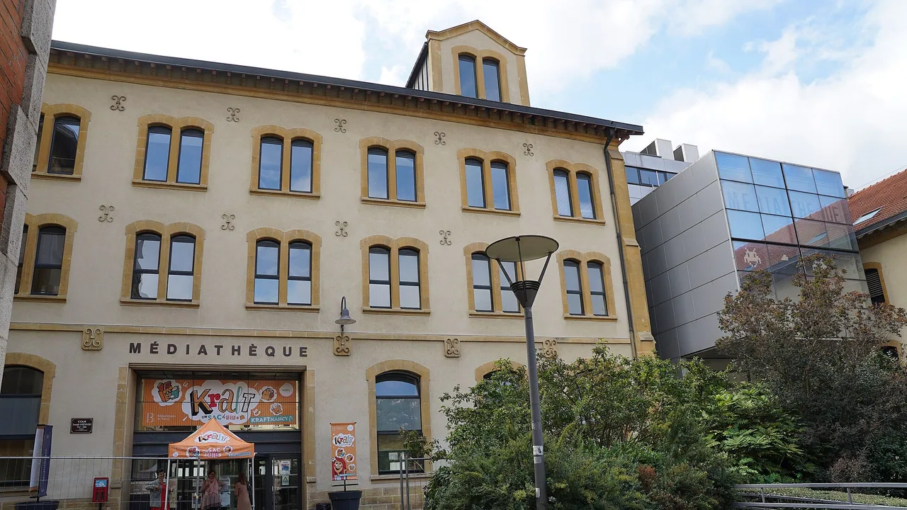 Façade de la médiathèque de la Manufacture à Nancy, dans le pôle culturel accueillant la ludothèque Saint-Nicolas