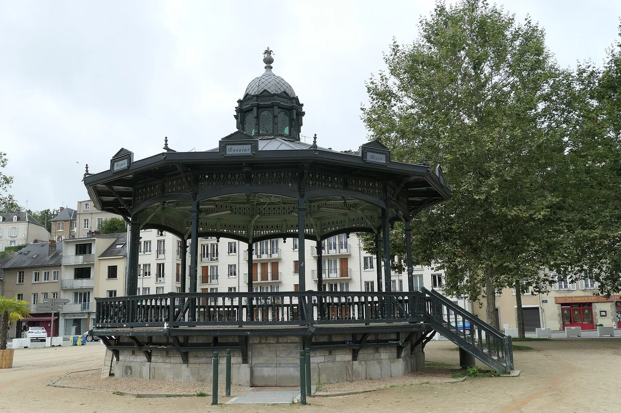 Kiosque du square de Boston à Laval, où est installée la grande roue de Noël