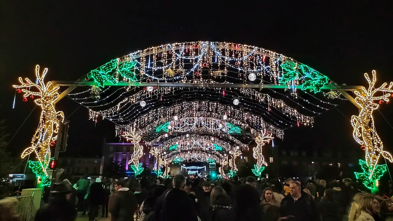 Illuminations des Lumières de Laval 2025 sur le pont Aristide-Briand à la nuit tombée