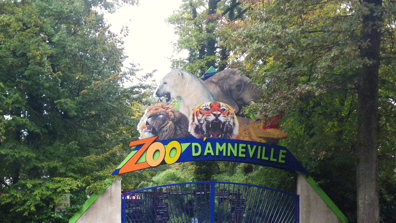 Entrée du zoo d'Amnéville photographiée en octobre 2010, lieu du festival Luminescences, sans montrer les lanternes de l'édition 2026-2027.