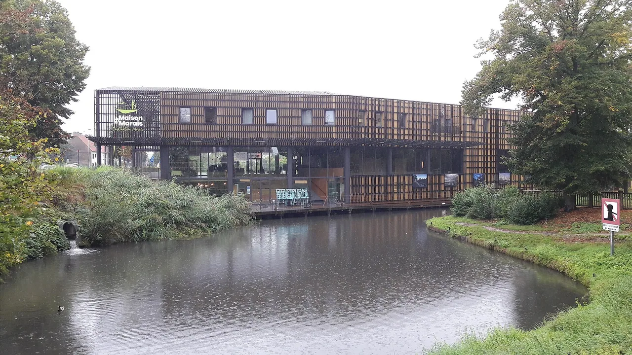 La Maison du Marais à Saint-Omer vue depuis le plan d'eau, avec le bâtiment et son ponton