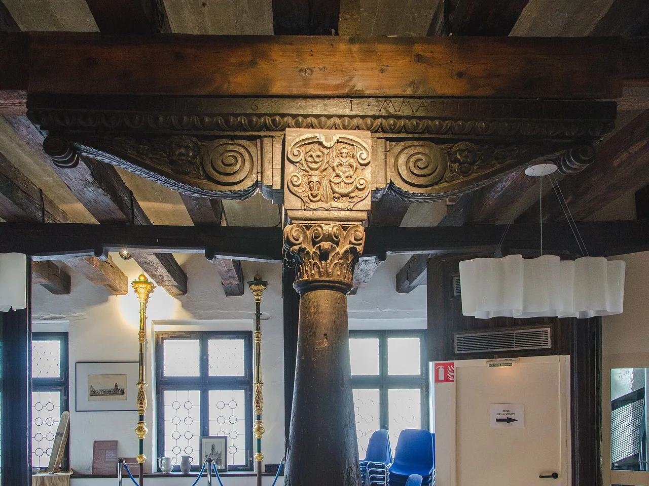 Poutre en bois ornée d'un bretzel à la Maison du Pain de Sélestat
