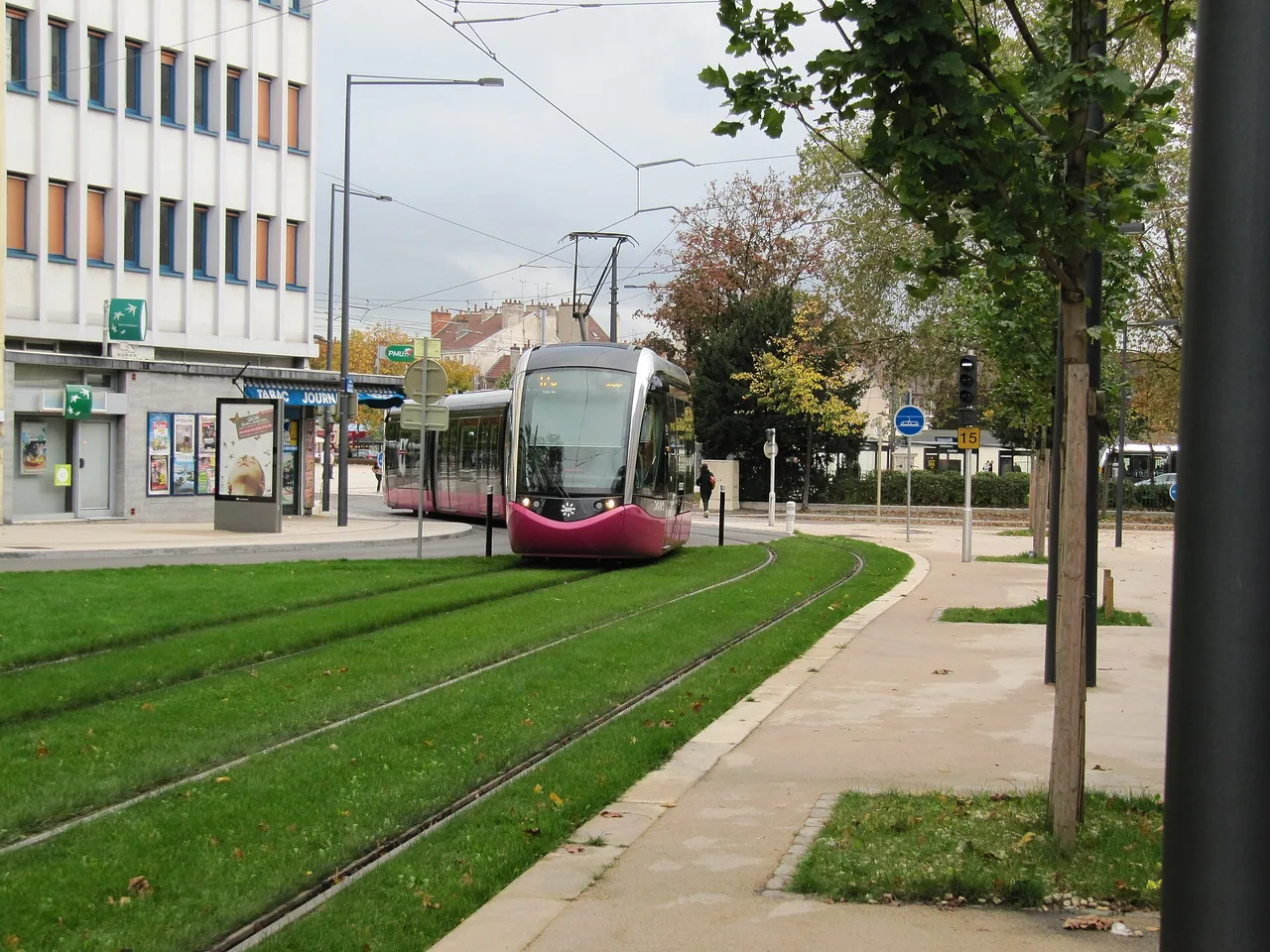 Tramway de la ligne T2 quittant la place de la République à Dijon