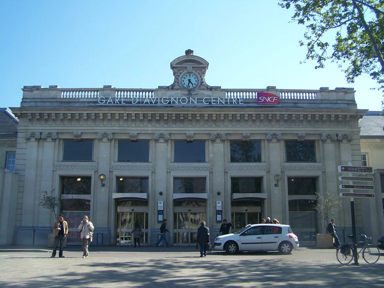 Façade de la gare d'Avignon-Centre photographiée en avril 2008