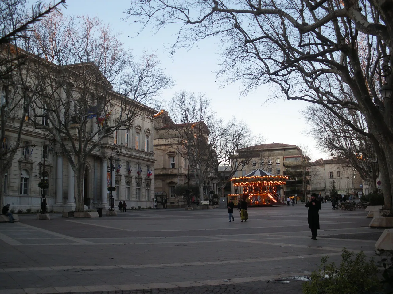 Place de l'Horloge à Avignon avec la mairie et l'opéra, photographiée hors marché de Noël en janvier 2010