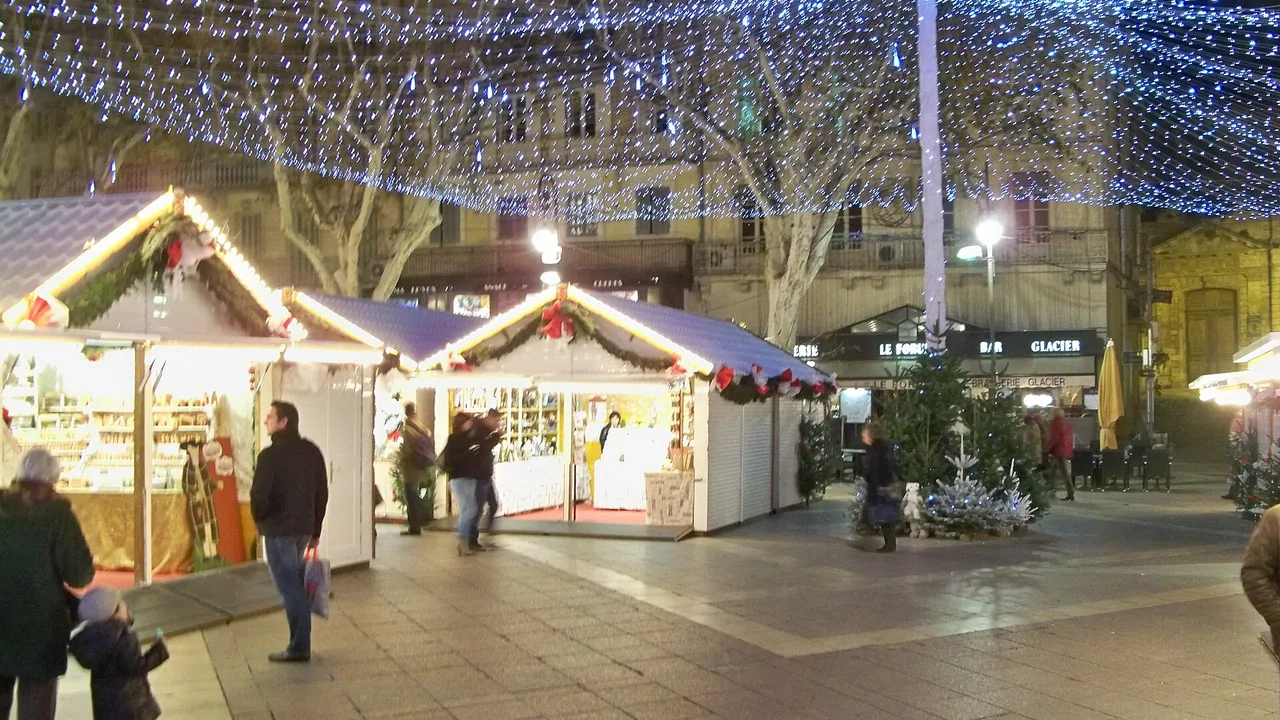 Chalets du marché de Noël sur la place de l'Horloge à Avignon, photographiés en 2010