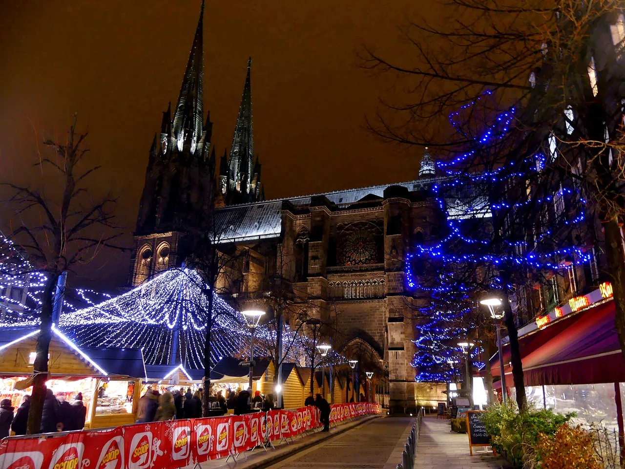 Chalets du marché de Noël de Clermont-Ferrand et cathédrale illuminés en 2018
