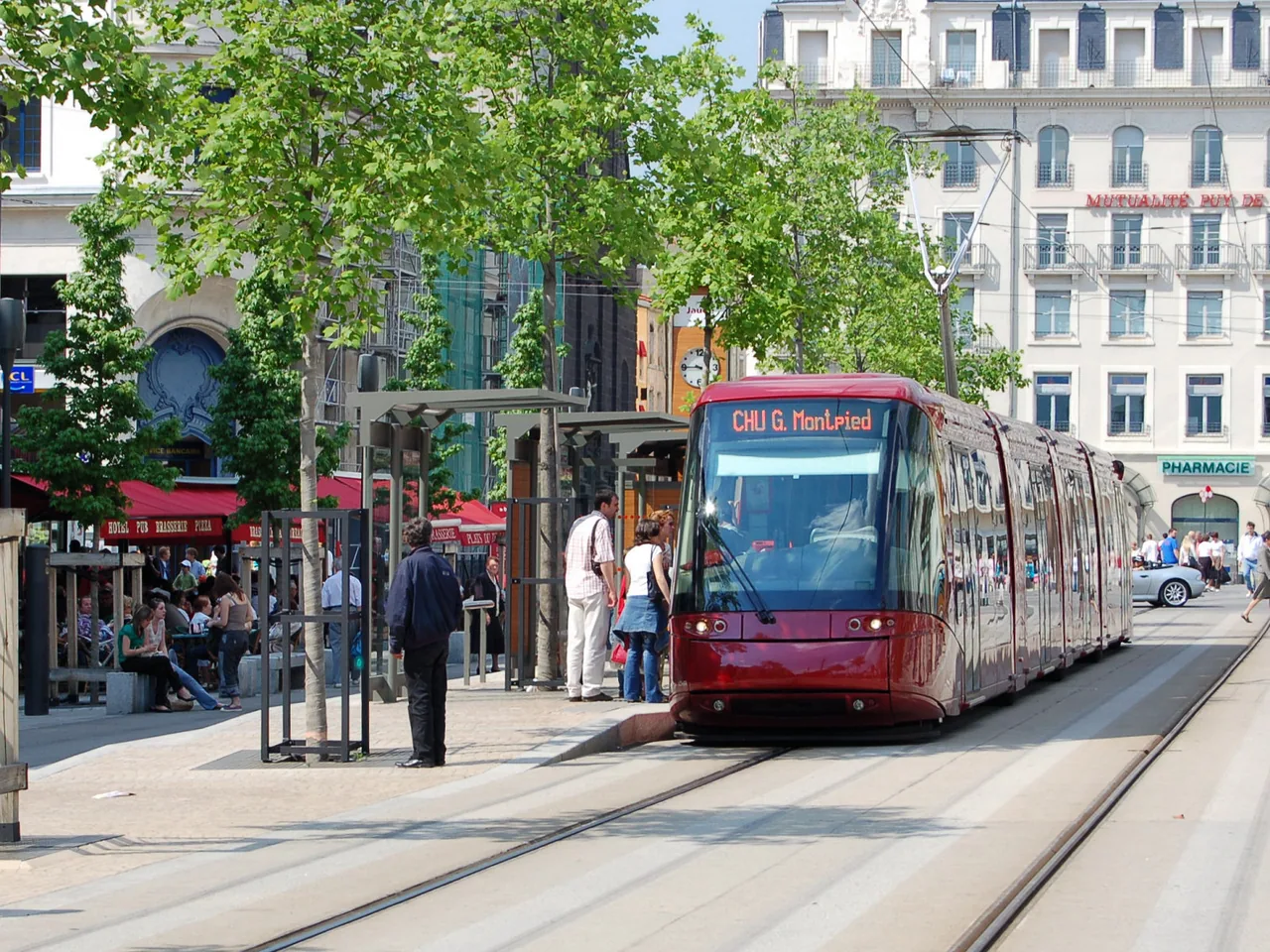 Rame de tramway sur la place de Jaude à Clermont-Ferrand en 2007