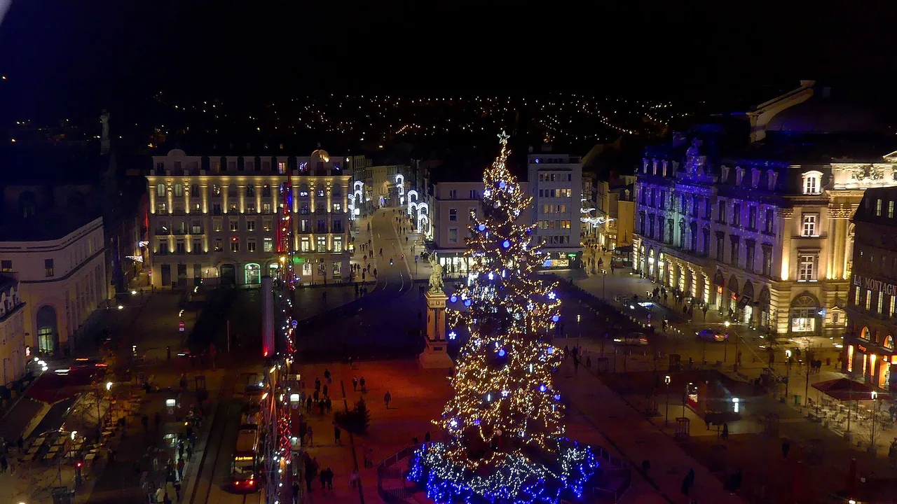 Place de Jaude illuminée pour Noël en 2018, vue depuis la grande roue à Clermont-Ferrand