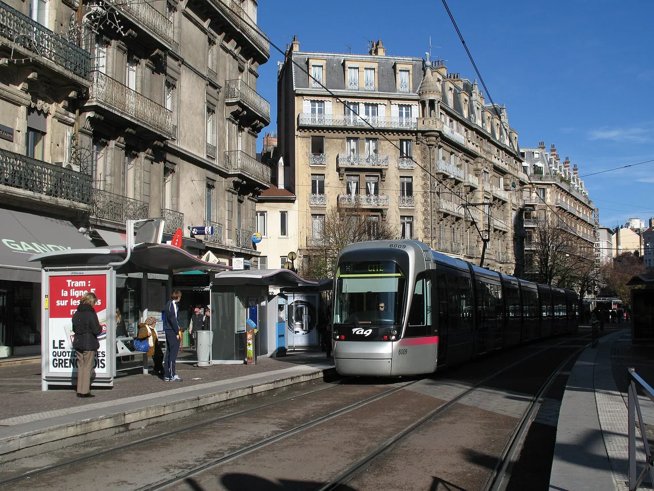 Tramway de la ligne B à la station Victor Hugo à Grenoble en 2010