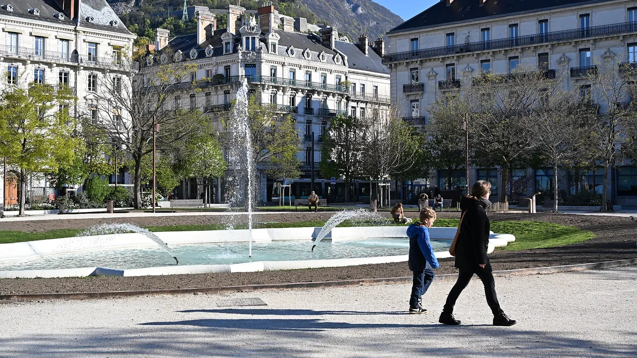 Place Victor-Hugo à Grenoble photographiée en avril 2026, sans marché de Noël