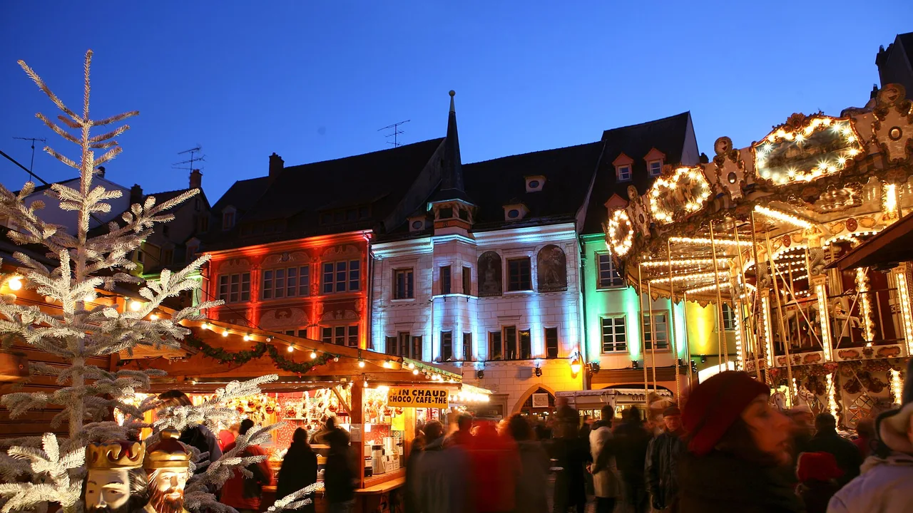 Chalets, manège et illuminations du marché de Noël de Mulhouse, place de la Réunion, en 2008.