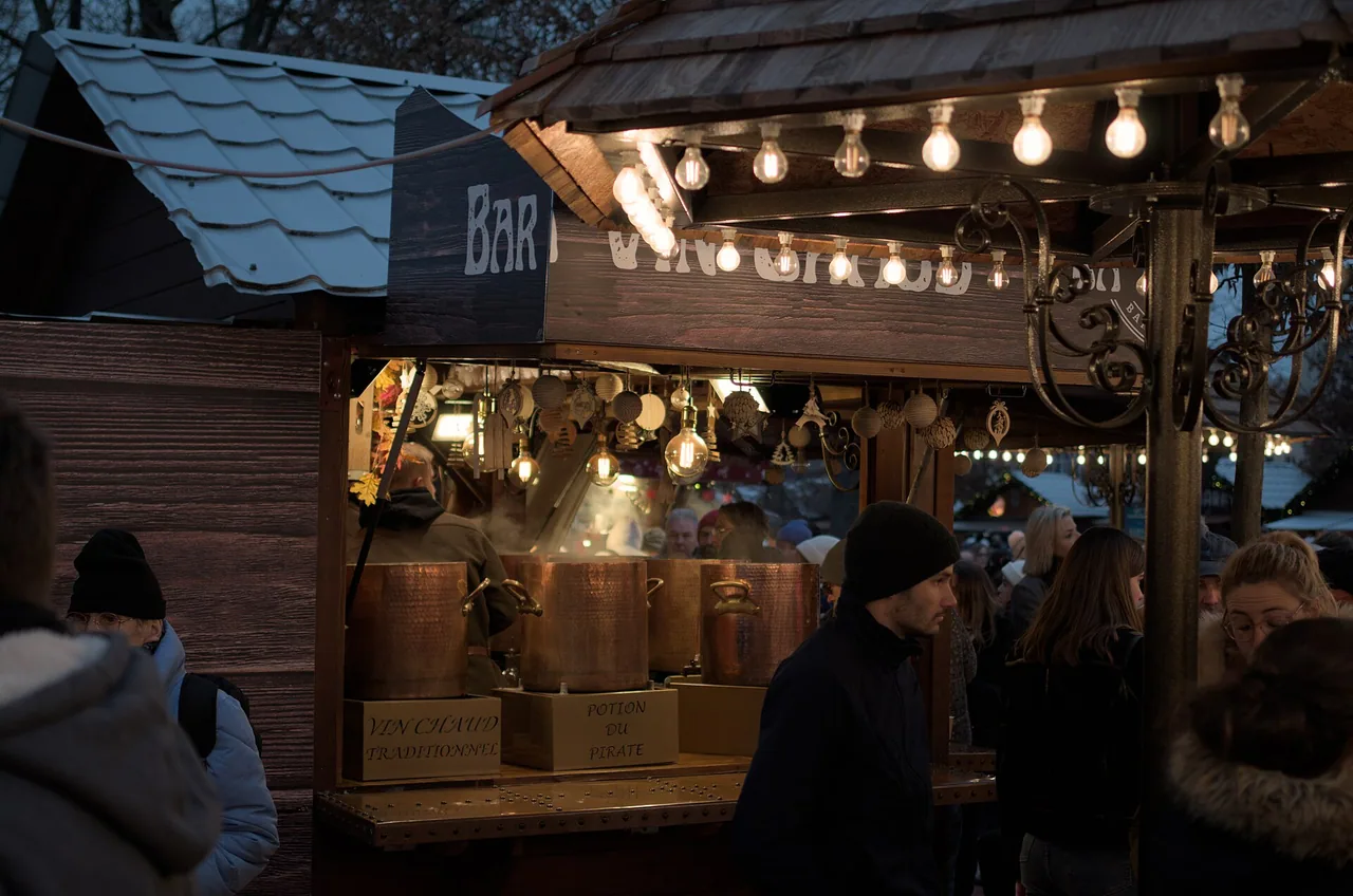 Stand de vin chaud installé au marché de Noël de Reims, photographié en décembre 2024.