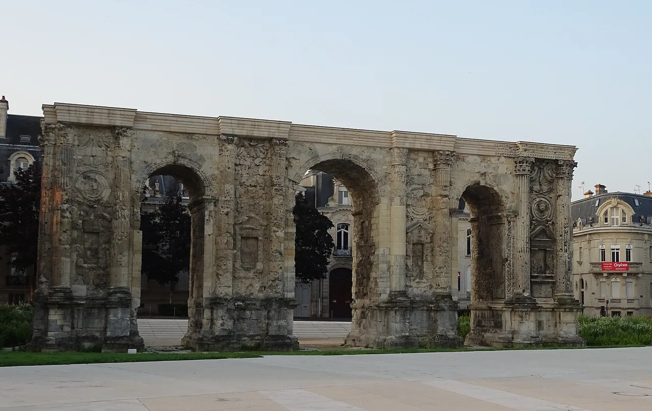 La porte de Mars, arc antique de Reims près de l'esplanade accueillant une partie du marché de Noël.