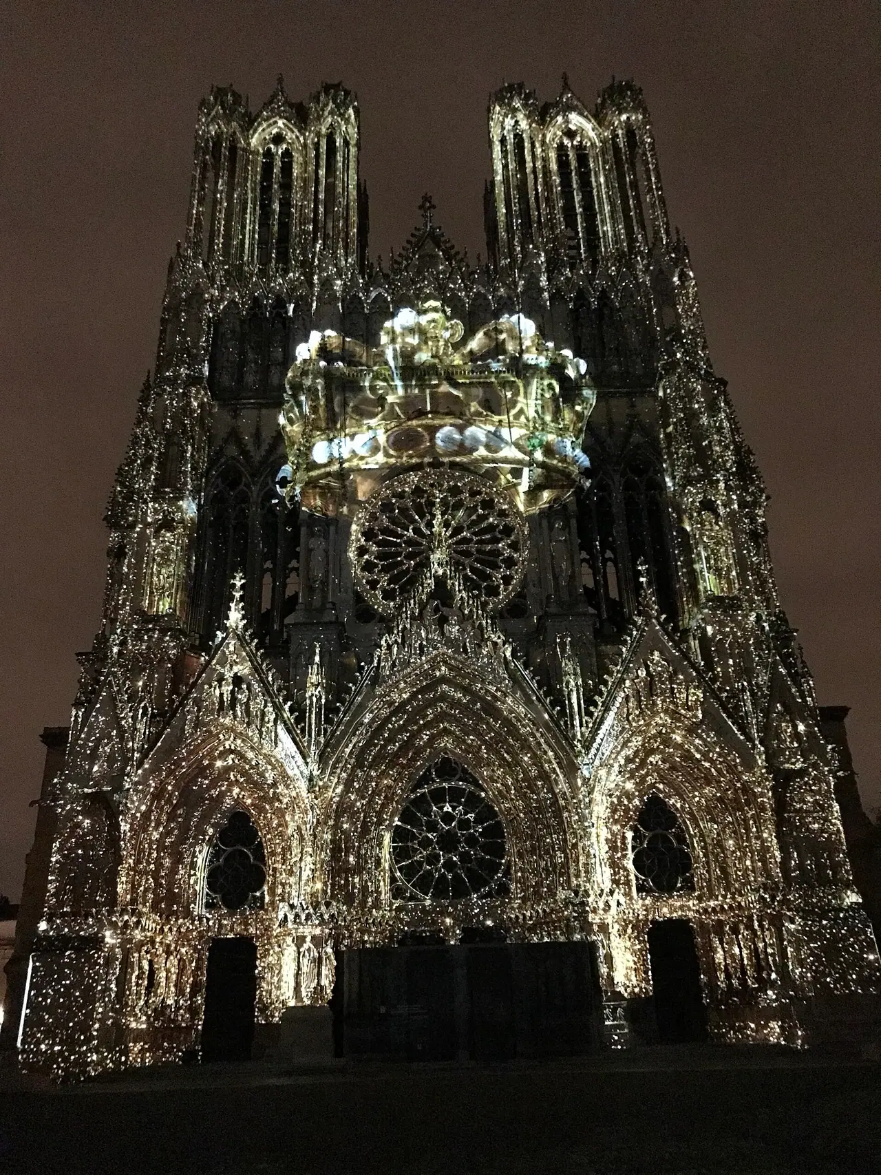 Projection lumineuse du spectacle Regalia sur la façade de la cathédrale de Reims en 2022.