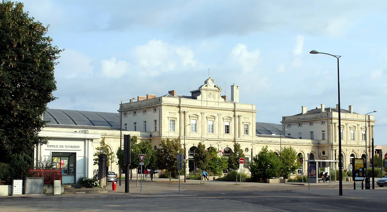 Façade de la gare Reims Centre, point d'arrivée à pied pour rejoindre les hautes Promenades.