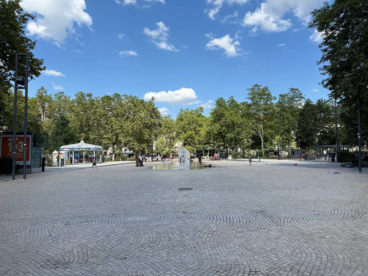 Vue de la place Jean-Jaurès à Saint-Étienne en juin 2025, hors marché de Noël