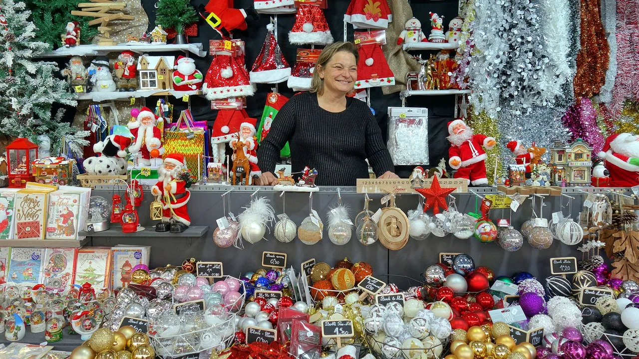 Chalet de décorations au marché de Noël de Saint-Étienne, photographié en 2019