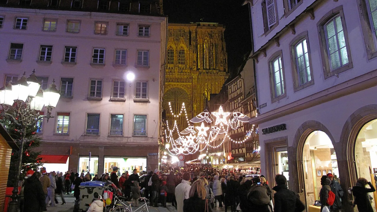 La cathédrale de Strasbourg et les illuminations du marché de Noël dans les rues voisines, en 2009.