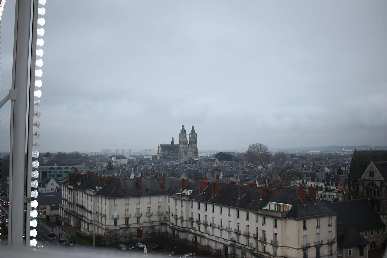 Vue nocturne sur Tours depuis une grande roue en décembre 2017
