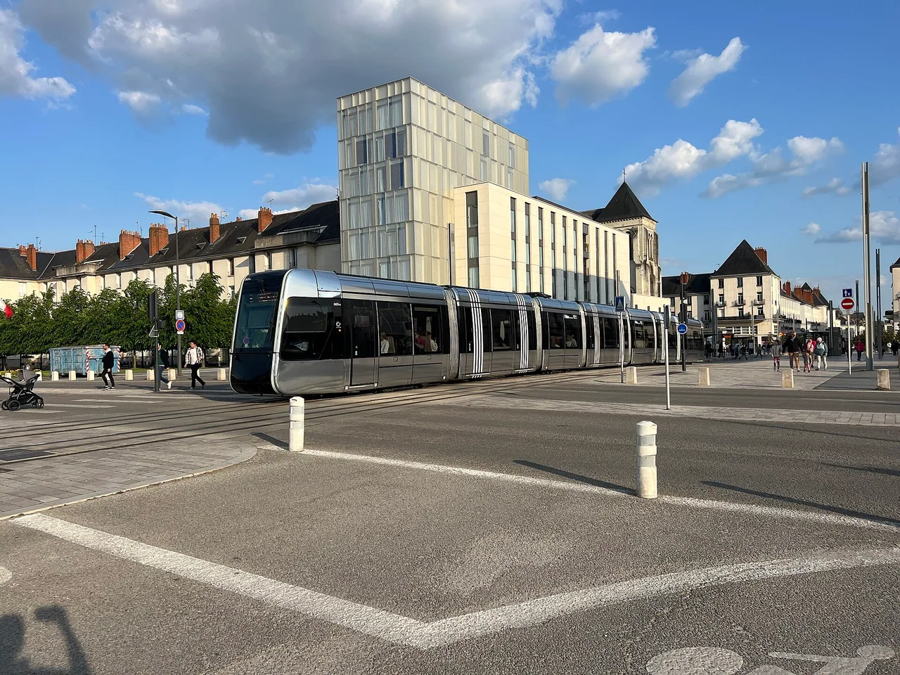 Rame du tramway de Tours sur la place Anatole-France en mai 2023
