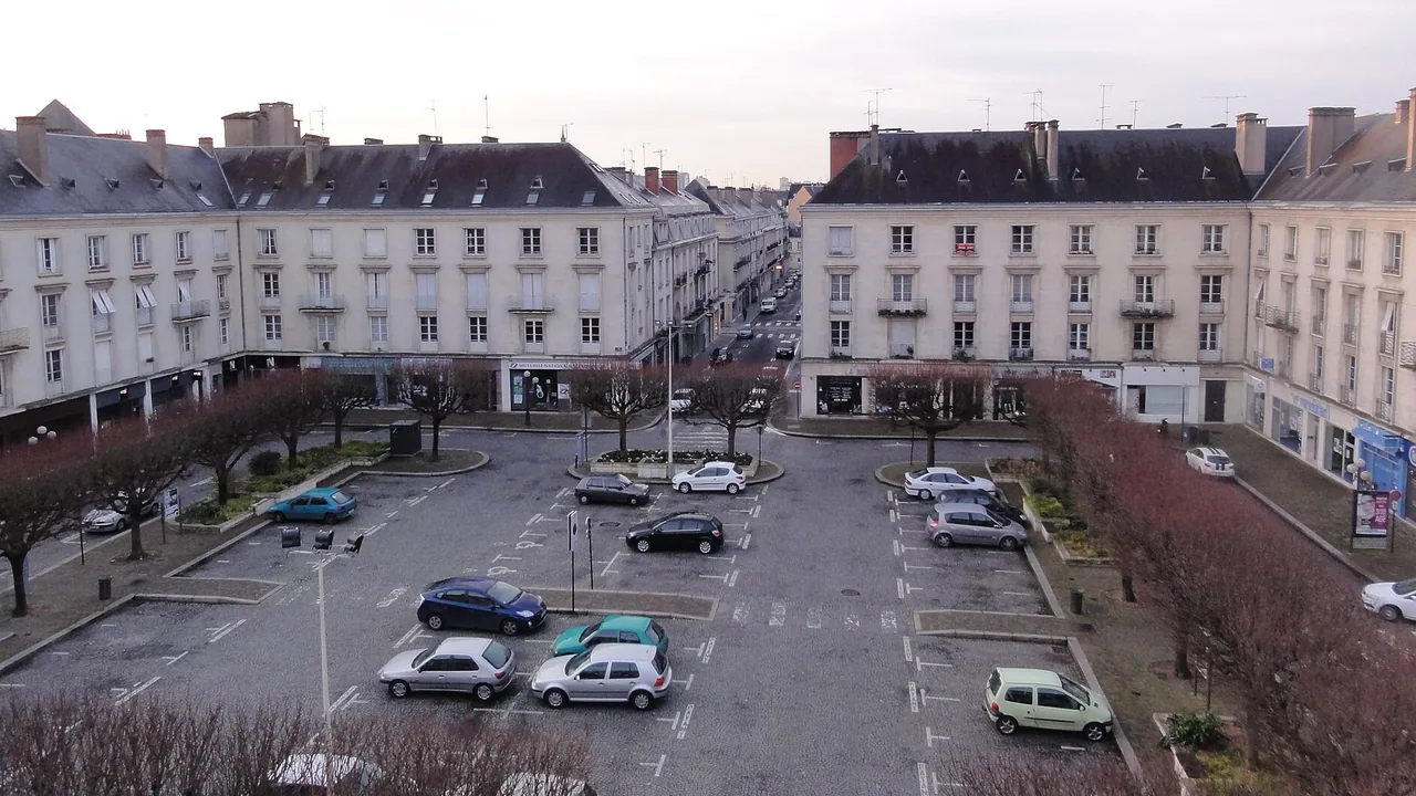 Vue de la place de la Résistance à Tours hors période du marché de Noël