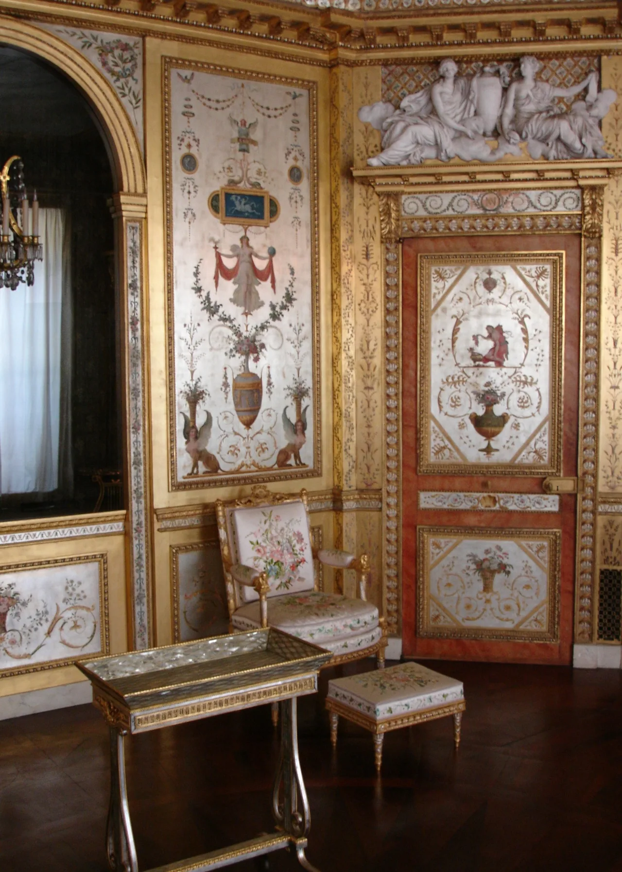 Mobilier et décor du boudoir de la reine Marie-Antoinette au château de Fontainebleau