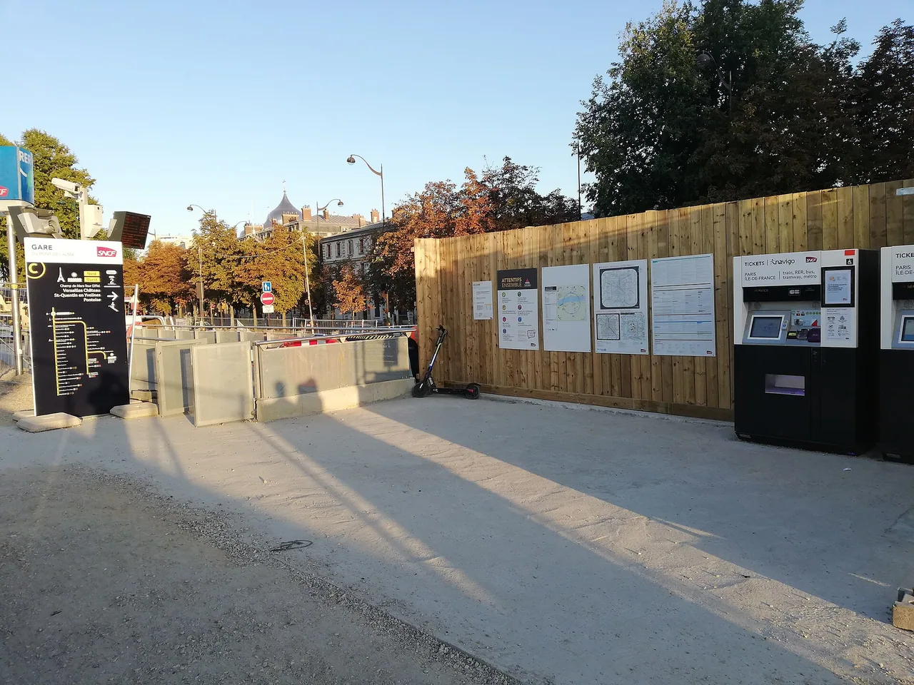 Accès aux quais et guichets de la gare du Pont de l'Alma - Musée du quai Branly, photographié en 2019