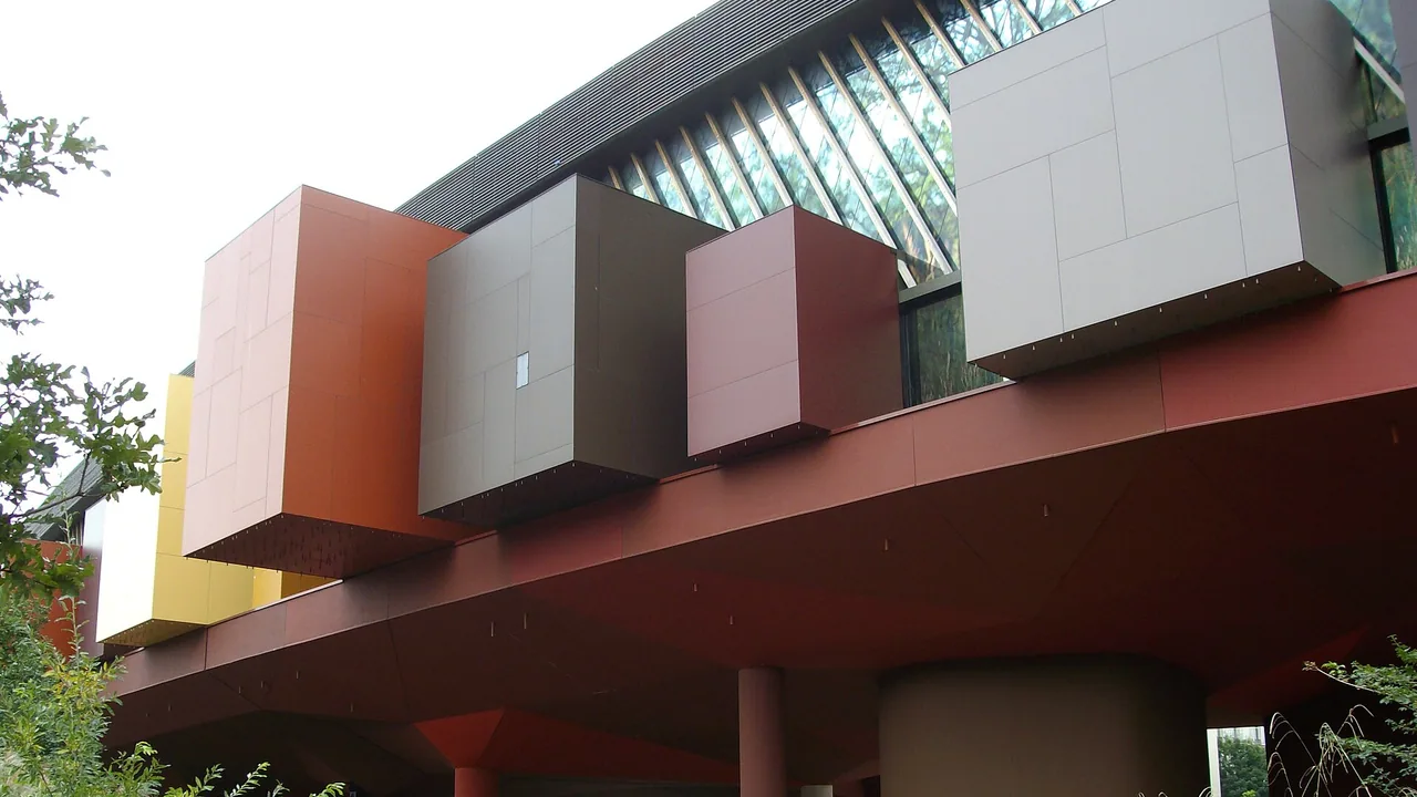 Façade du musée du quai Branly à Paris, avec ses volumes colorés surplombant le jardin