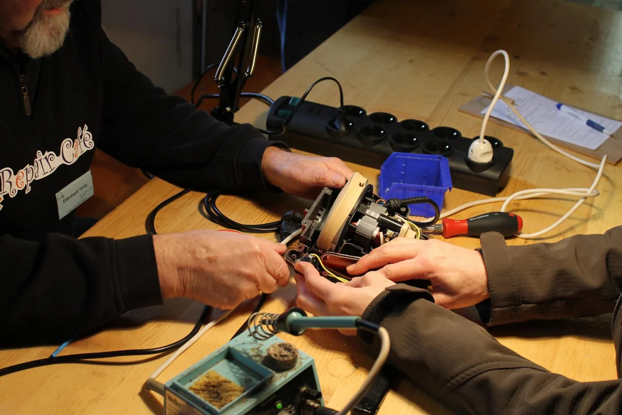 Réparation collective d'un appareil électrique dans un Repair Café à Trèves en Allemagne