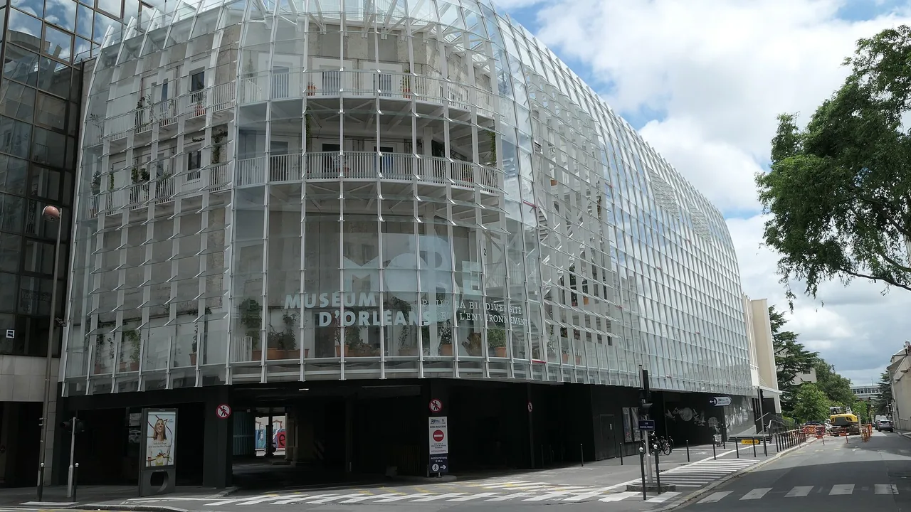 Façade vitrée du Muséum d’Orléans pour la biodiversité et l’environnement (MOBE), photographiée en juillet 2021.