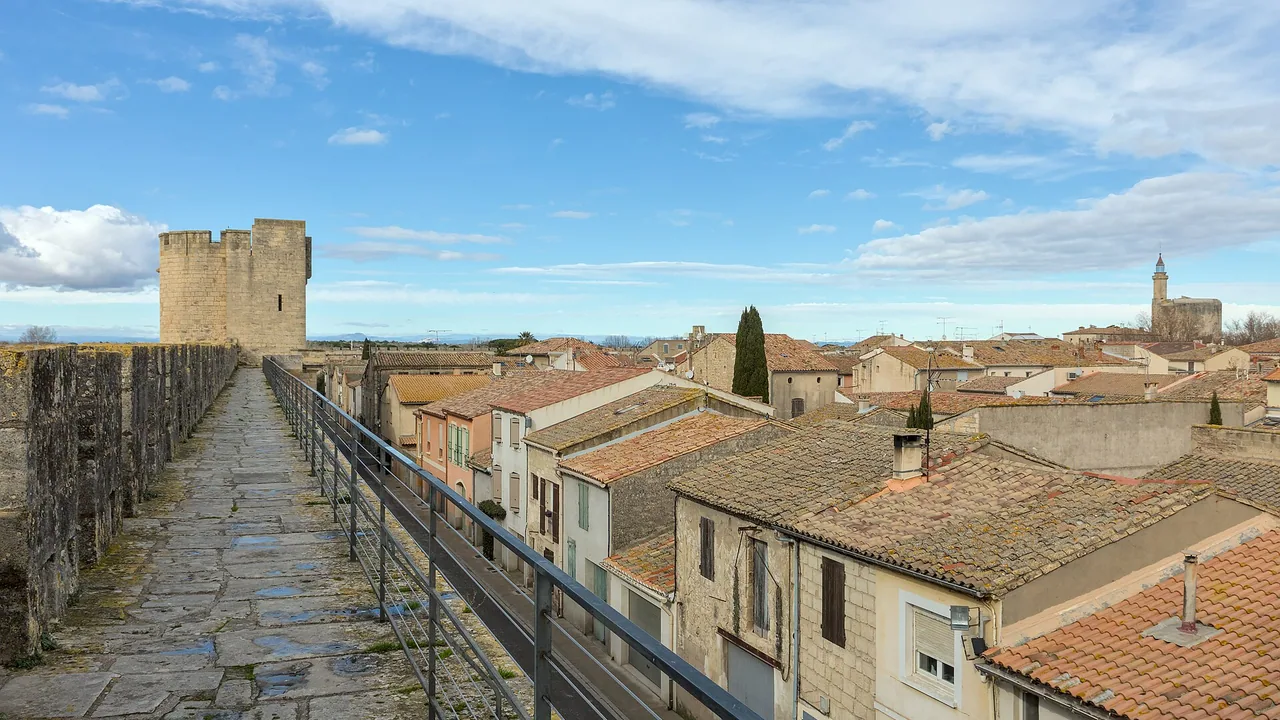 Vue des remparts médiévaux d’Aigues-Mortes et de la ville intra-muros, avec la tour de Constance à droite