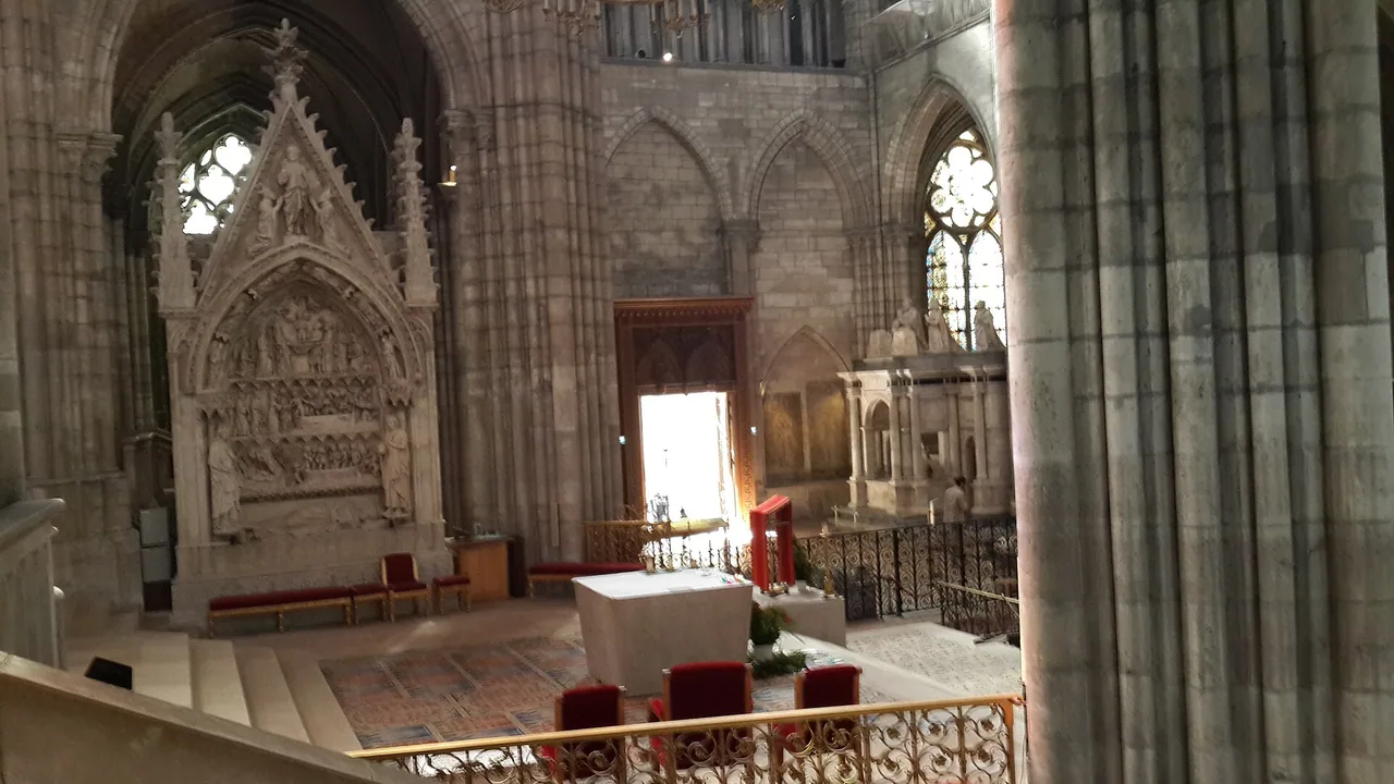 Tombeau du roi Dagobert Ier dans la basilique Saint-Denis, photographié en 2017