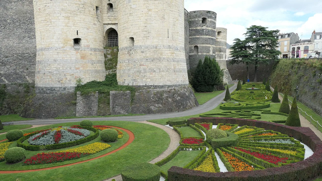 Tours et remparts du château d'Angers dominant les jardins des douves, hors animations Monument Jeu d'Enfant