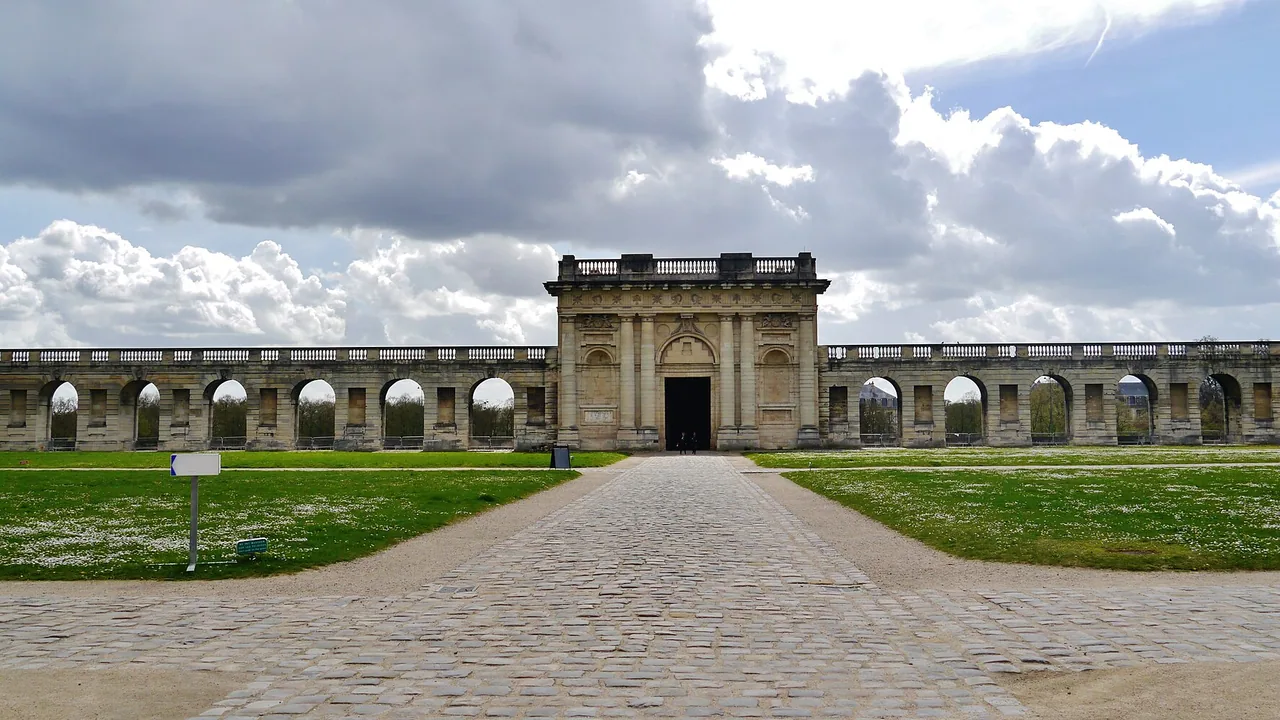 Cour royale du château de Vincennes, photographiée hors des ateliers Monument jeu d'enfant