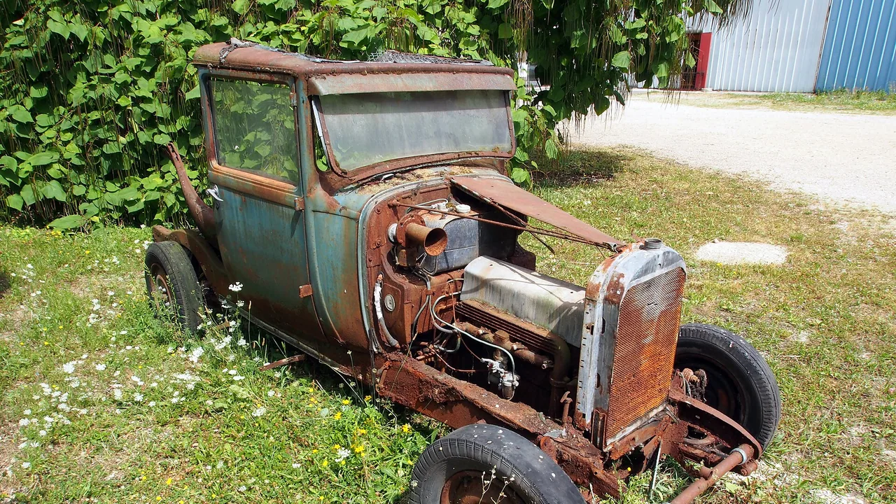 Véhicule ancien photographié dans la cour du Musée Automobile Reims-Champagne en 2012