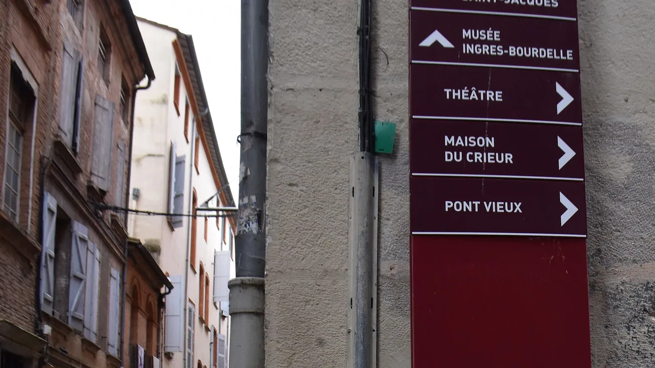 Place Nationale de Montauban, avec ses façades de briques, hors du Musée des Jouets