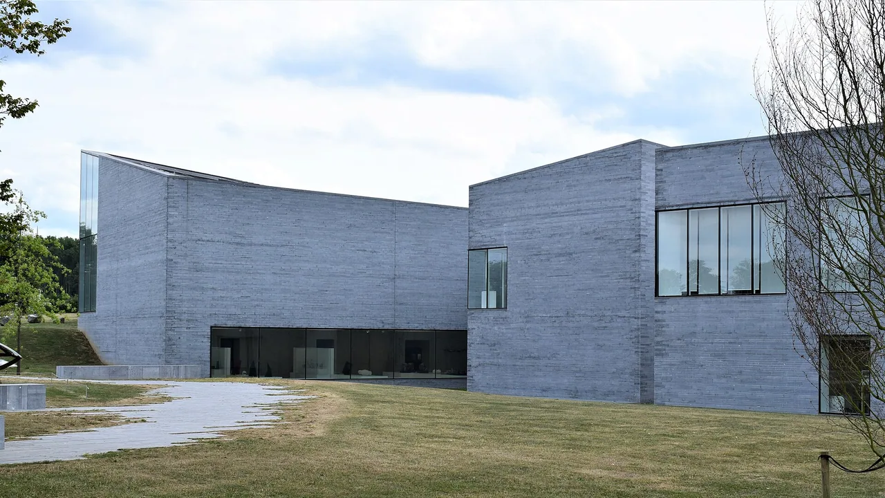 Bâtiment du musée MusVerre à Sars-Poteries photographié en août 2019, sans montrer l'exposition temporaire de 2026.