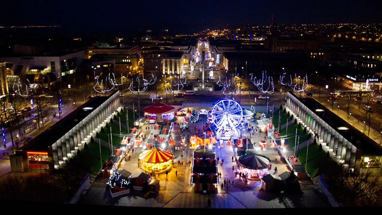 Marché de Noël installé place de la Liberté à Brest, photographié de nuit en décembre 2013